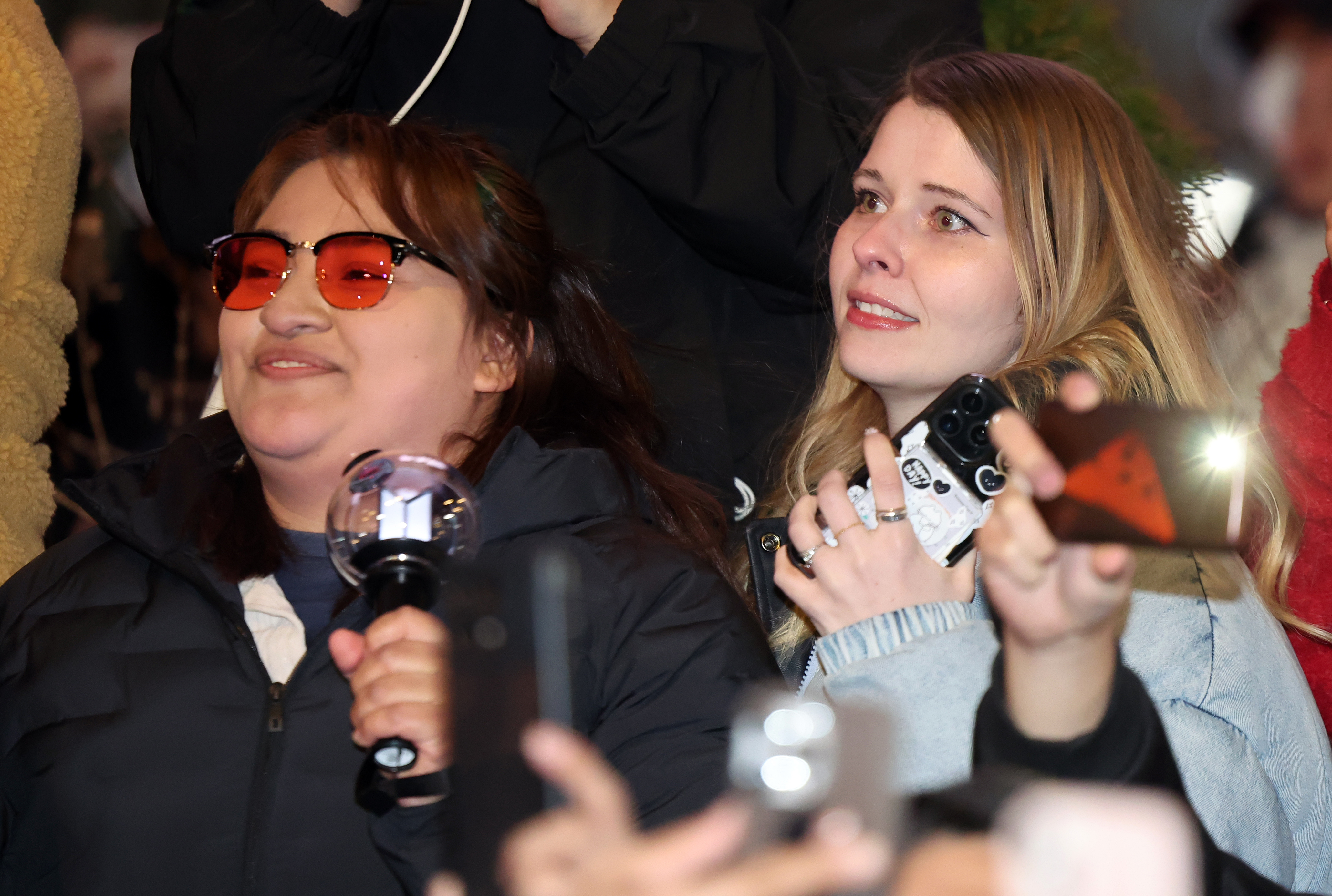 아미(BTS 팬덤)가 21일 서울 광화문광장 일대에서 방탄소년단(BTS) 컴백 기념 공연인 ‘BTS 컴백 라이브: 아리랑’ 공연을 관람하고 있다. 2026.3.21. 뉴스1