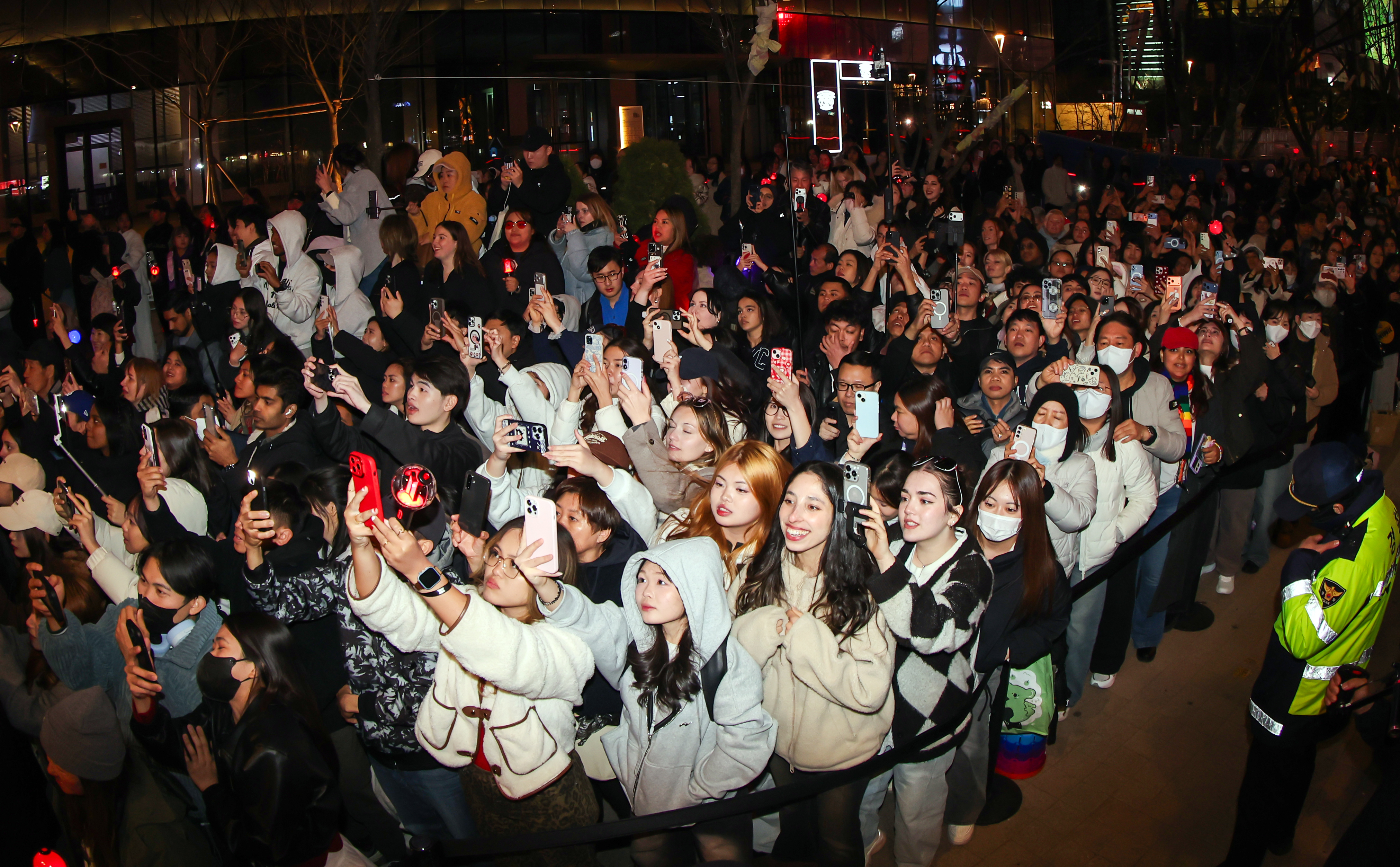 아미(BTS 팬덤)와 시민들이 21일 서울 광화문광장 일대에서 방탄소년단(BTS) 컴백 기념 공연인 ‘BTS 컴백 라이브: 아리랑’ 공연을 관람하고 있다. 2026.3.21. 뉴스1