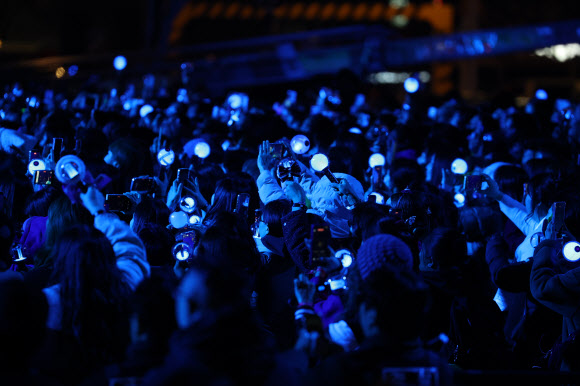 그룹 방탄소년단(BTS)이 21일 서울 광화문 광장에서 정규 5집 ‘아리랑’(ARIRANG) 발매를 기념해 무료 공연 ‘BTS 컴백 라이브: 아리랑’(BTS THE COMEBACK LIVE·ARIRANG)을 열자 전 세계에서 모인 ‘아미’(BTS 팬덤)가 응원봉을 흔들며 공연을 즐기고 있다. 2026.3.21 연합뉴스