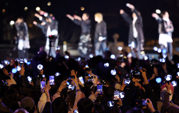 21일 서울 광화문 광장에서 그룹 방탄소년단(BTS)의 정규 5집 ‘아리랑’(ARIRANG) 발매를 기념해 열린 무료 공연 ‘BTS 컴백 라이브: 아리랑’(BTS THE COMEBACK LIVE·ARIRANG)을 찾은 팬들이 응원봉을 든 채 휴대전화 카메라로 BTS의 공연 모습을 담고 있다. 2026.3.21 연합뉴스