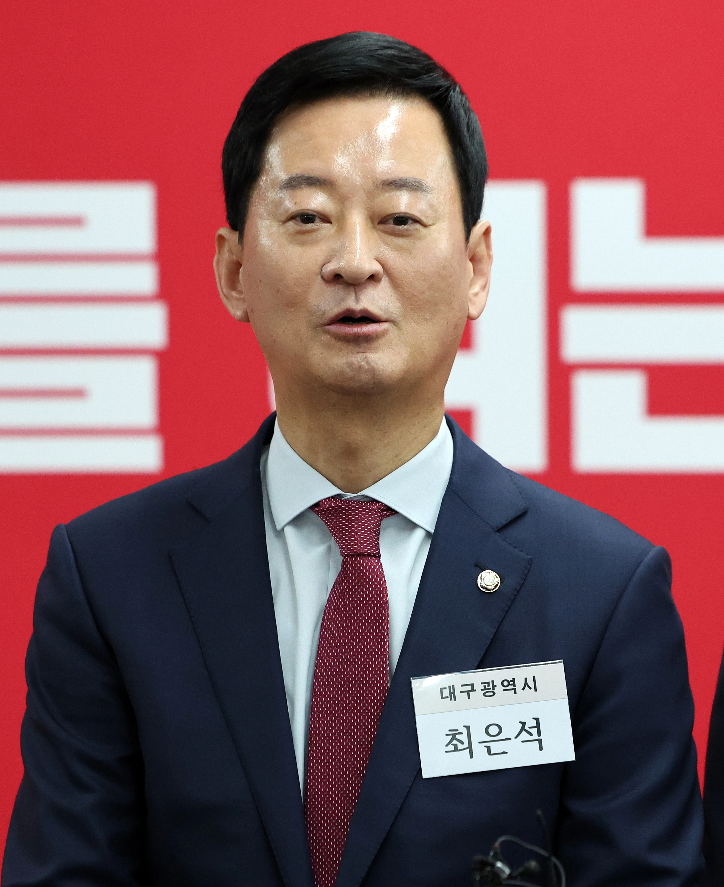 취재진 질문에 답변하는 최은석 의원  국민의힘 대구시장 경선 후보로 나선 최은석 의원. 뉴스1