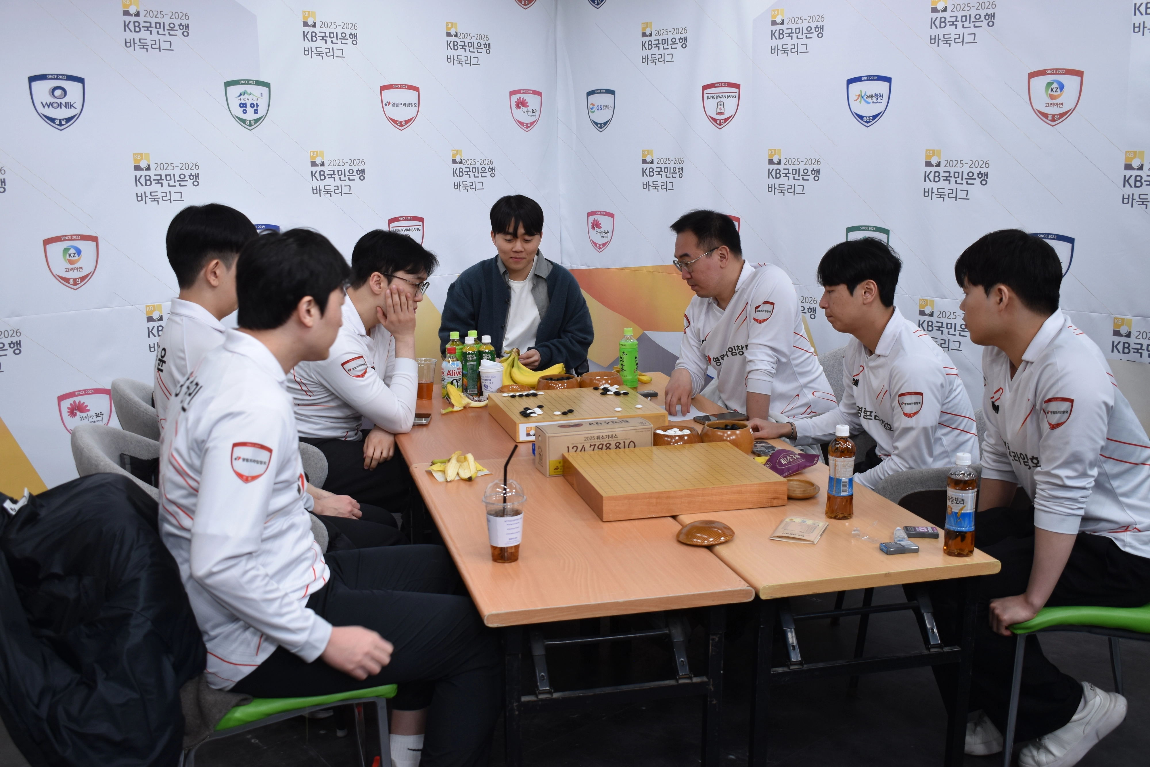 대국을 검토하는 영림프라임창호 선수들 2026.3.22 한국기원 제공