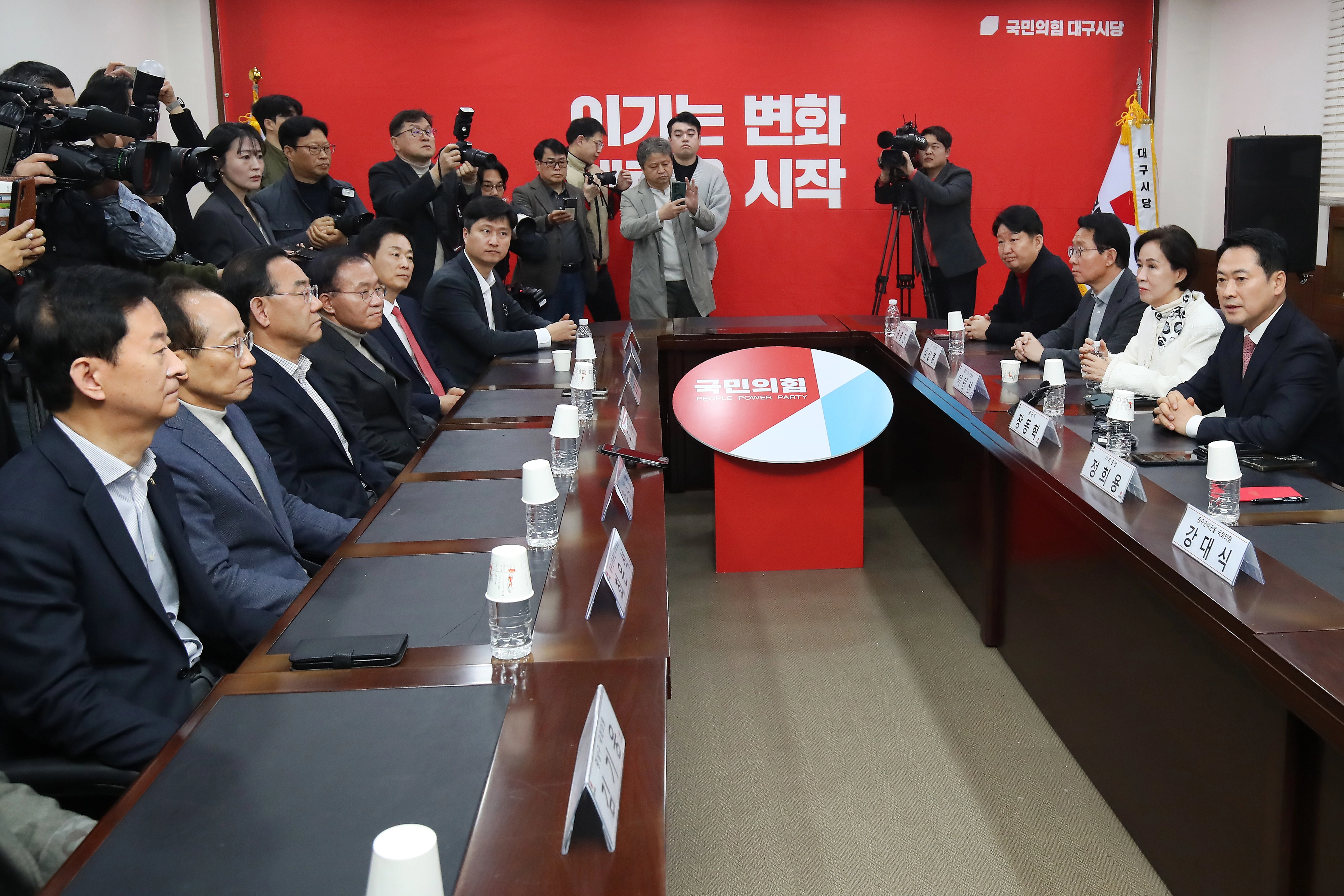 국민의힘 대구 지역의원과 마주한 장동혁  장동혁(오른쪽) 국민의힘 대표가 22일 오전 대구 수성구 국민의힘 대구시당에서 열린 간담회에 참석해 지역 의원들 앞에서 인사말을 하고 있다. 2026.3.22. 뉴스1