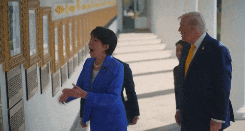다카이치 사나에 일본 총리가 19일(현지시간) 미 백악관 경내를 둘러보면서 바이든 전 미국 대통령을 조롱하는 사진을 가리키며 활짝 웃고 있다. 백악관 엑스(X) 캡처