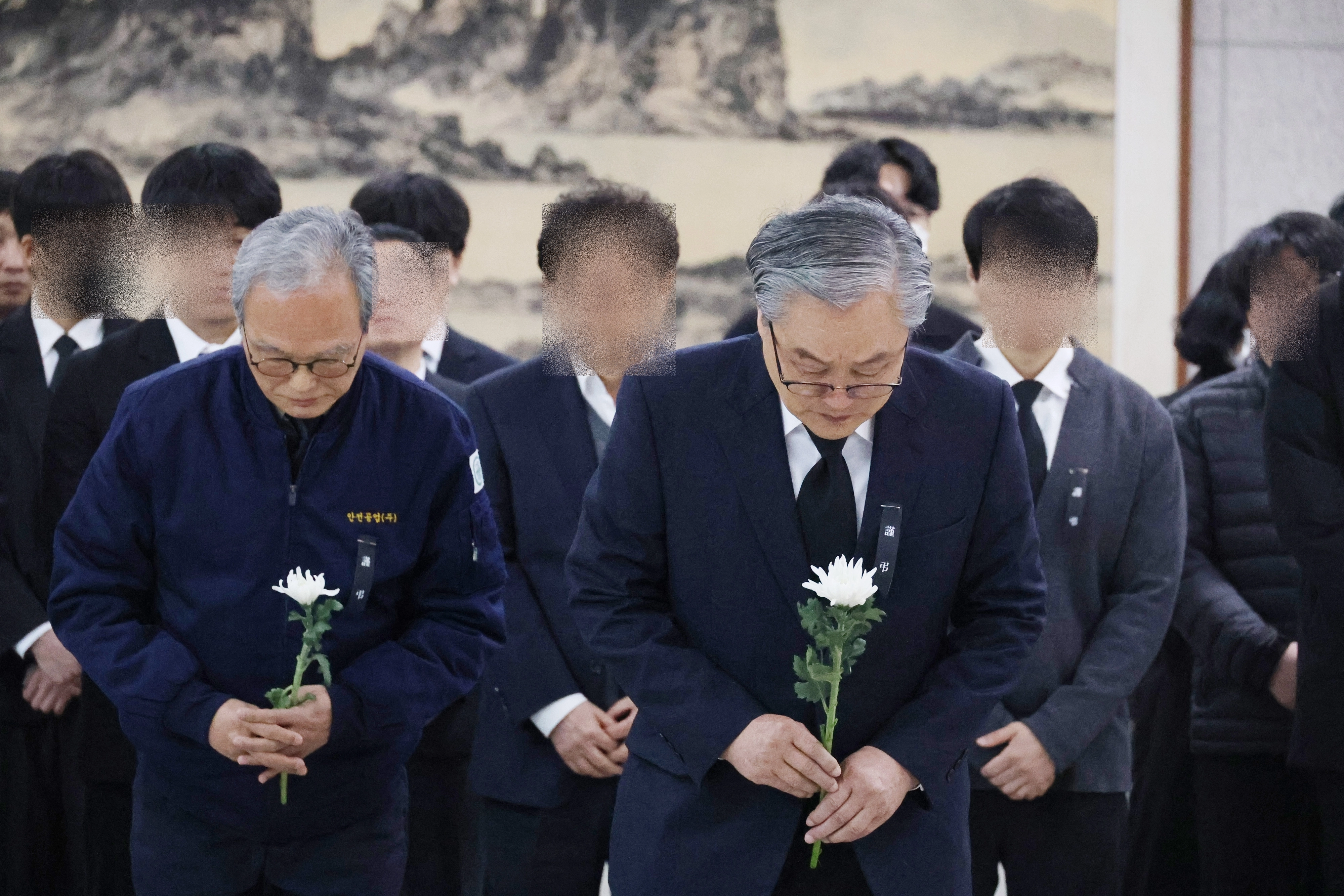 대전 화재 참사 합동분향소 찾은 안전공업 대표이사  대형 화재로 74명의 사상자가 발생한 대전 안전공업의 손주환 대표이사 등 임직원들이 22일 대전시청 1층 로비에 마련된 합동분향소를 찾아 희생자들을 추모하고 있다. 연합뉴스