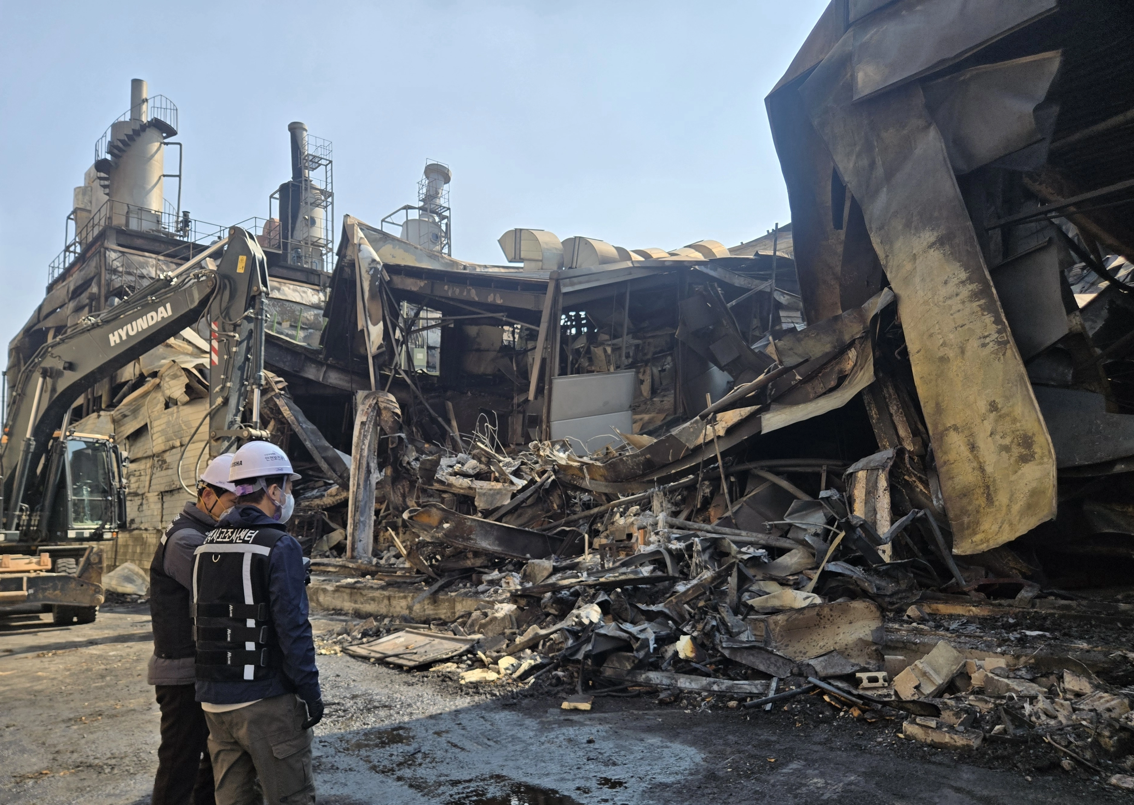 무너진 대전 공장  지난 20일 발생한 화재로 대전 대덕구 문평동 안전공업 공장 건물이 무너져 내려앉아 있다. 이종익 기자