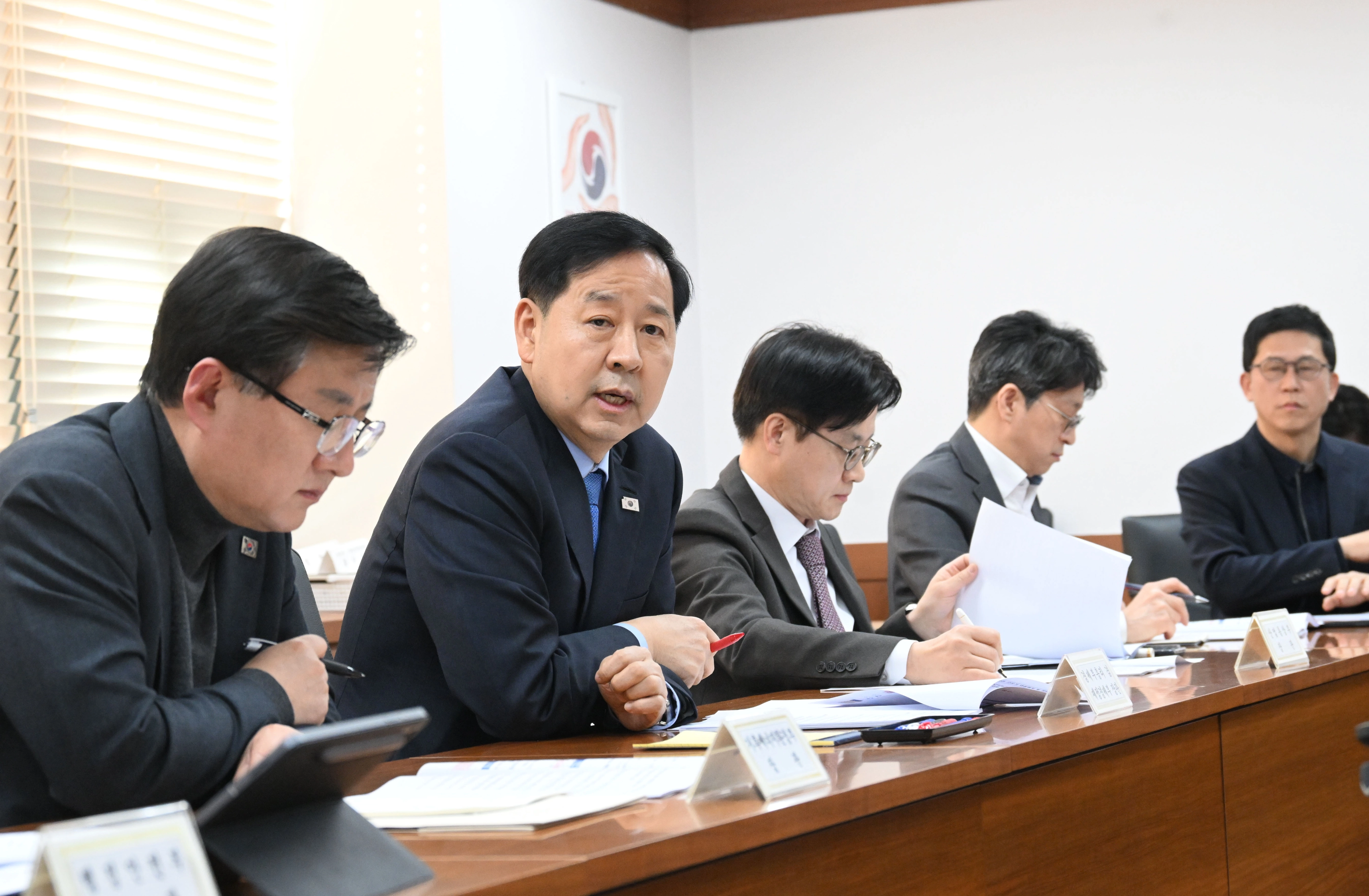 구윤철 부총리, 중동 상황에 따른 고유가 대응 관계 장관 간담회 주재
    (서울=연합뉴스) 구윤철 부총리 겸 재정경제부 장관이 22일 서울 종로구 정부서울청사에서 중동 상황에 따른 고유가 대응 관계 장관 간담회를 주재하고 있다. 2026.3.22 [재정경제부 제공. 재판매 및 DB 금지]
    photo@yna.co.kr
(끝)