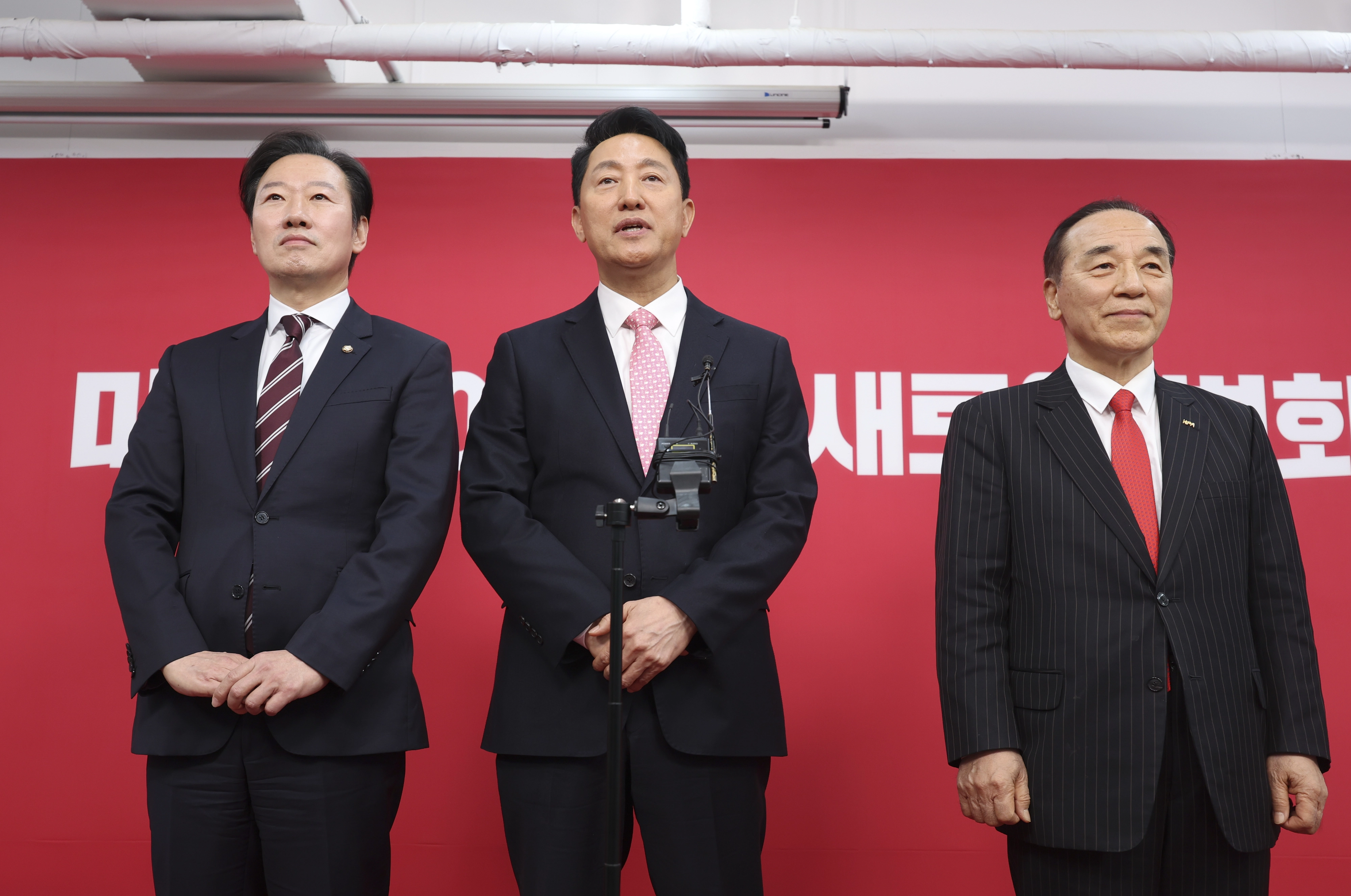 백브리핑하는 국민의힘 서울시장 예비후보들  6·3 지방선거 서울시장에 도전하는 국민의힘 예비후보들이 22일 서울 영등포구 여의도 국민의힘 중앙당사에서 열린 광역단체장 후보 면접을 마치고 백브리핑을 하고 있다. 왼쪽부터 국민의힘 박수민 의원, 오세훈 서울시장, 김충환 전 강동구청장. 연합뉴스