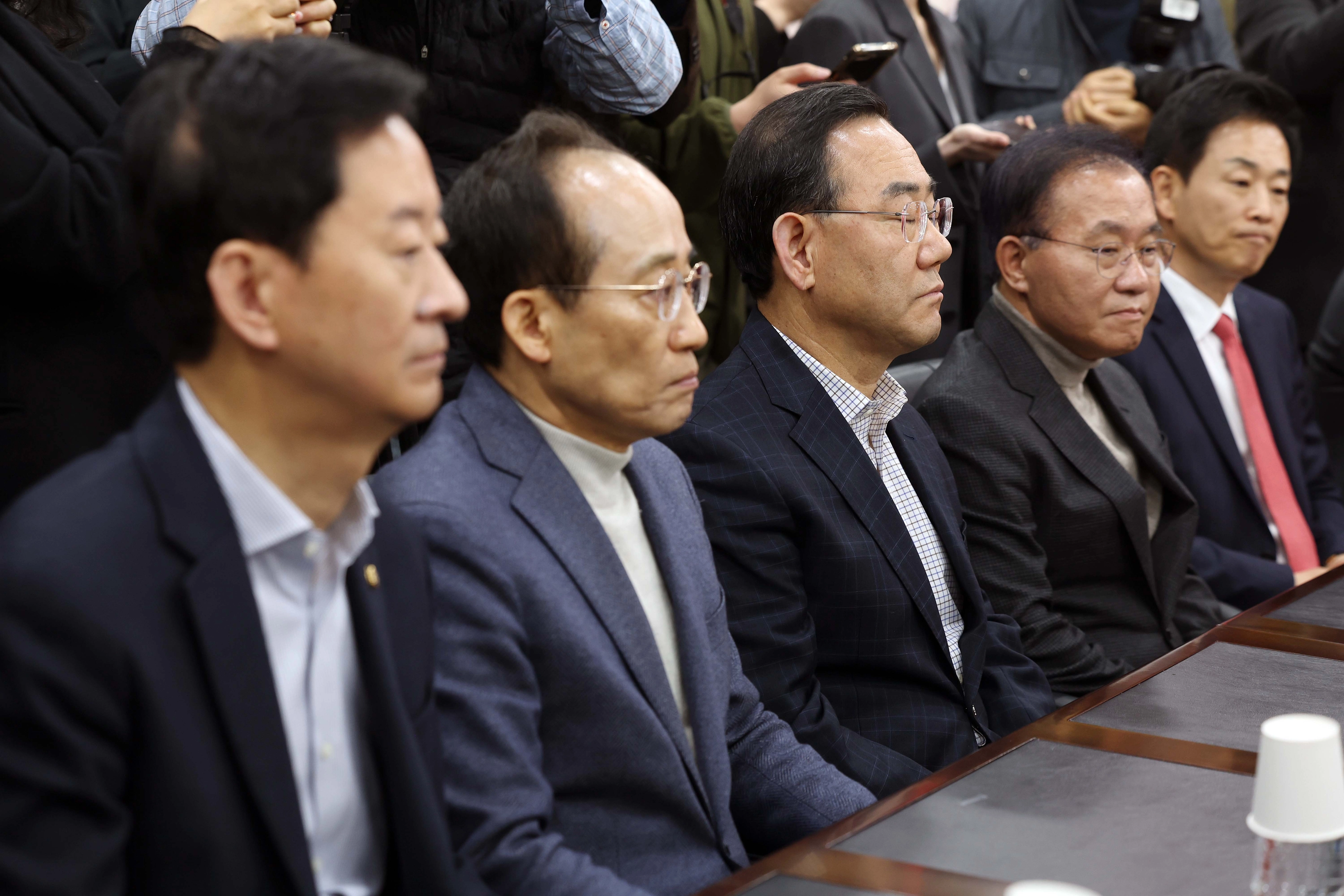 눈 감은 주호영 의원  22일 오전 국민의힘 대구시당에서 열린 장동혁 대표와 지역 국회의원의 비공개 연석회의에서 주호영 의원이 눈을 감고 있다. 장 대표는 이날 대구시장 공천과 관련해 지역의원들을 만나러 왔다. 2026.3.22 연합뉴스