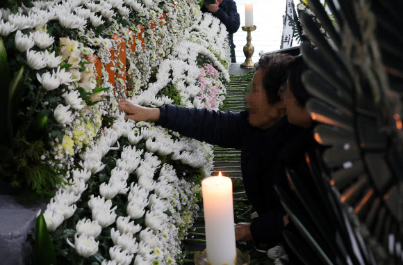 22일 대전시청에 마련된 대전 안전공업 화재 희생자 합동분향소에서 한 유족이 아들 이름을 만지고 있다. 2026.3.22 연합뉴스