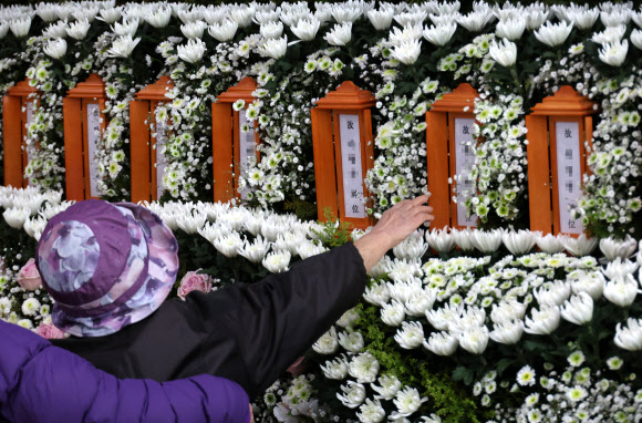 22일 대전시청에 마련된 대전 안전공업 화재 희생자 합동분향소에서 한 유족이 아들 이름을 향해 손을 뻗고 있다. 2026.3.22 연합뉴스