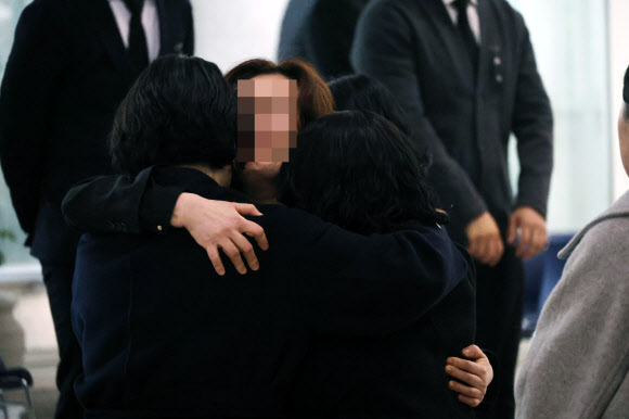 22일 대전 안전공업 화재 참사 합동분향소가 마련된 대전시청 1층 로비에서 유족들이 오열하고 있다. 2026.3.22 연합뉴스