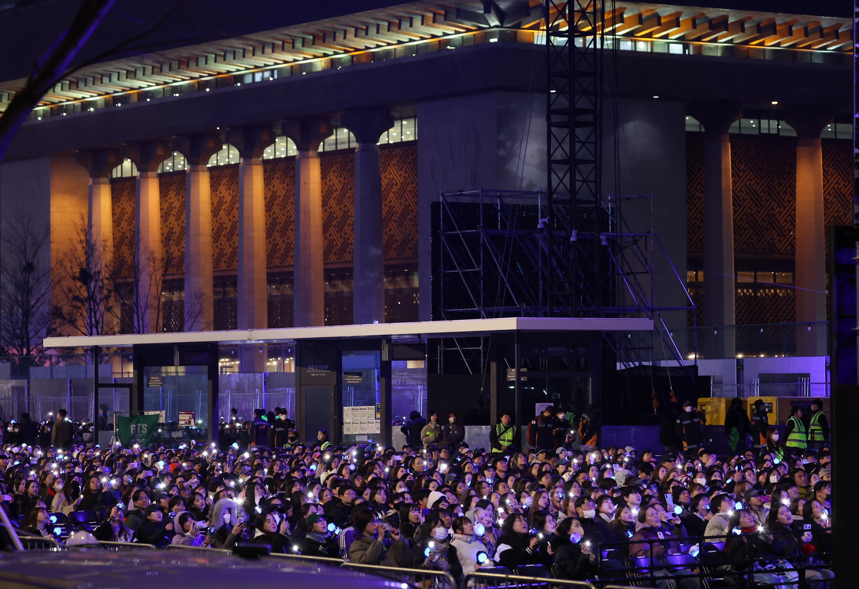 21일 서울 광화문 광장에서 그룹 방탄소년단(BTS)의 정규 5집 ‘아리랑’(ARIRANG) 발매를 기념해 열린 무료 공연 ‘BTS 컴백 라이브: 아리랑’(BTS THE COMEBACK LIVE｜ARIRANG)을 찾은 팬들이 공연을 즐기고 있다. 2026.3.21 연합뉴스