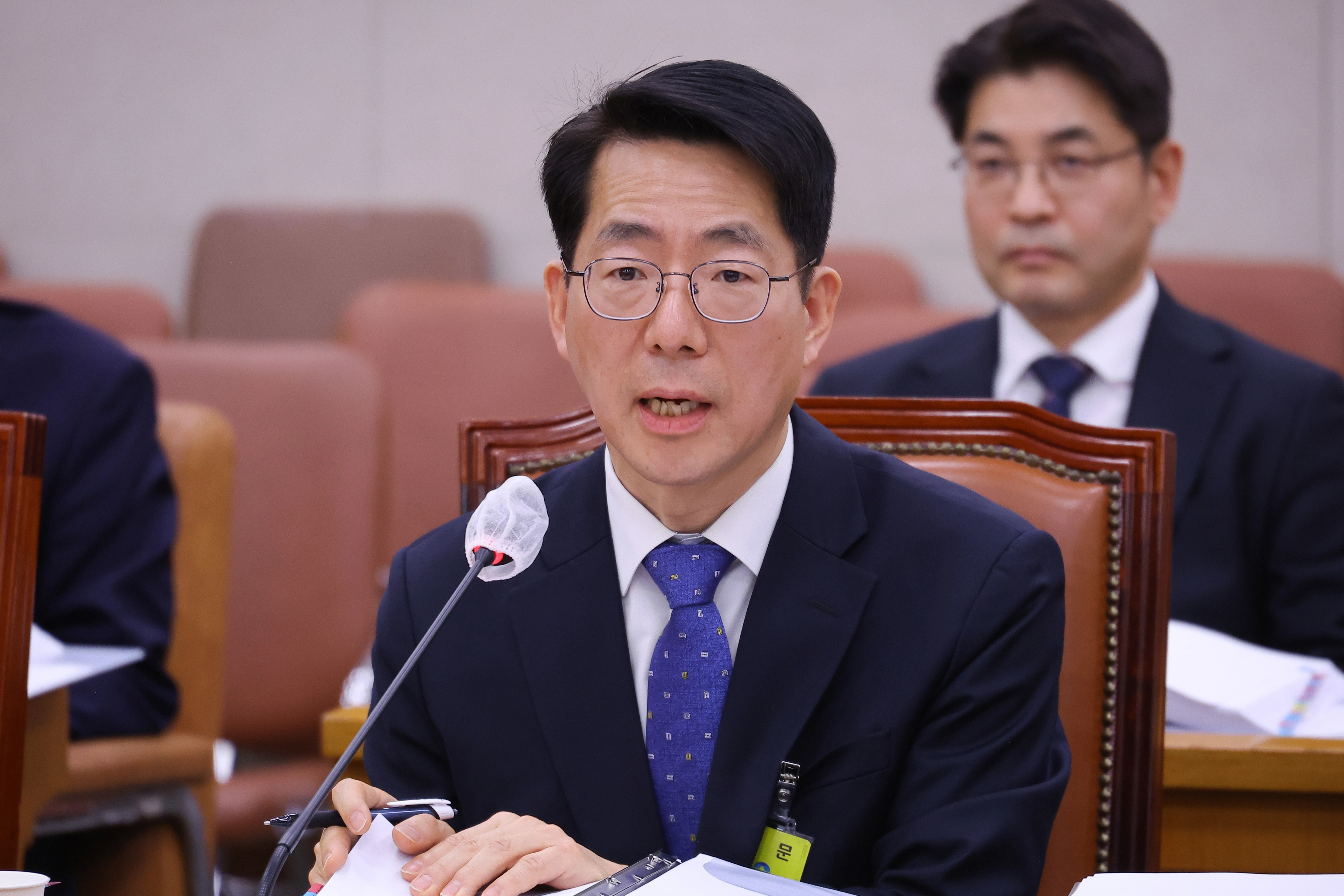 질의 답하는 황종우 해양수산부 장관 후보자  황종우 해양수산부 장관 후보자가 23일 국회 농림축산식품해양위원회에서 열린 인사청문회에서 질의에 답변하고 있다. 2026.3.23