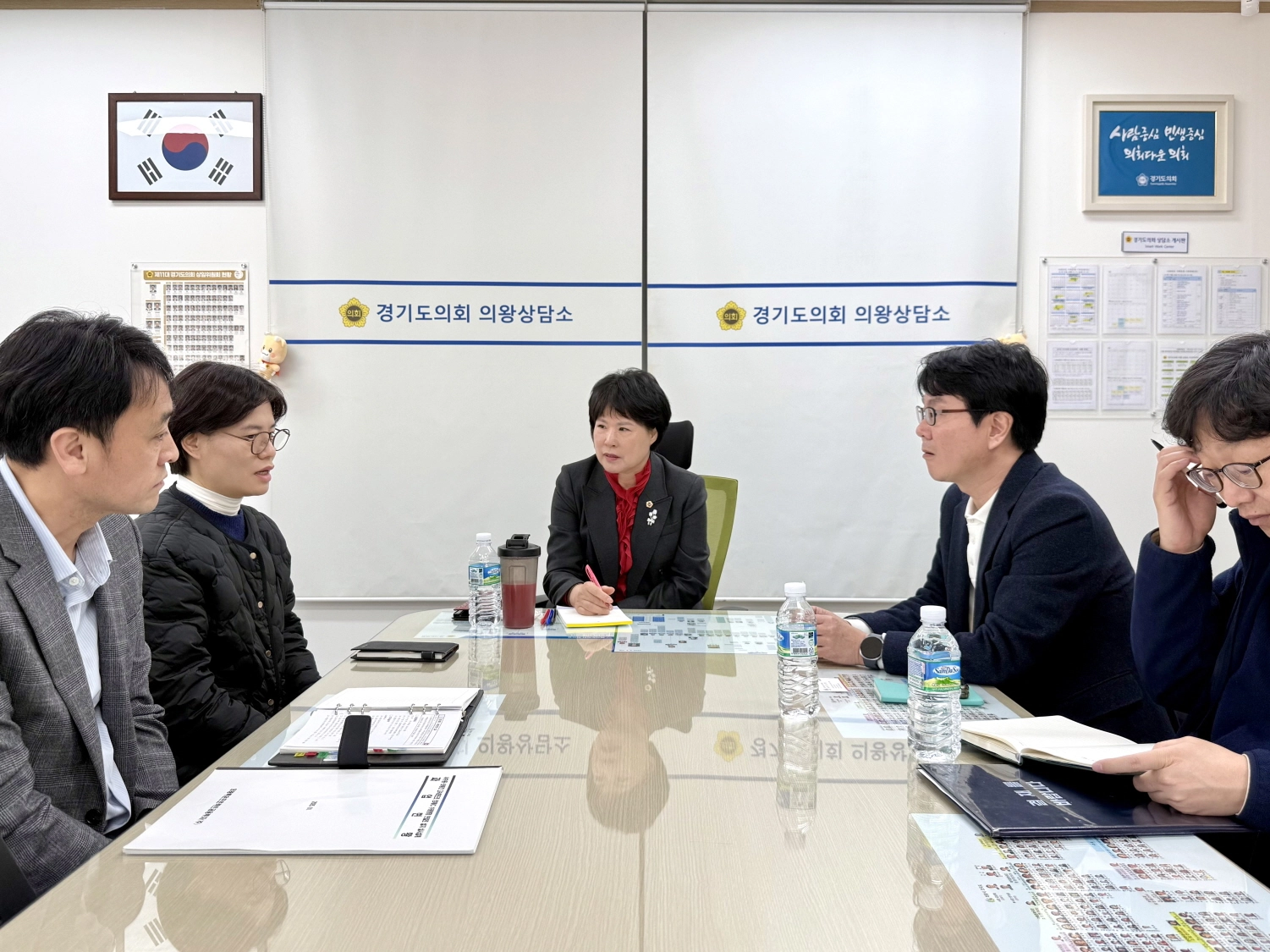 서성란 의원이 19일 경기도의회 의왕상담소에서 경기도 도로정책과 및 의왕시 도로건설과 관계자들과 함께 청계IC 수원방향 연결로 설치사업 추진 현황을 점검하고 있다.(사진=경기도의회)