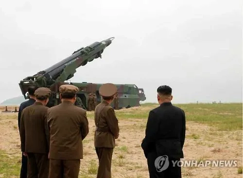 북한의 무수단 미사일 발사를 김정은(오른쪽) 국무위원장이 지켜보고 있다. 연합뉴스