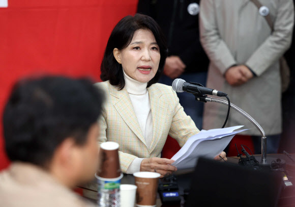 이진숙 전 방송통신위원장이 23일 오전 국민의힘 대구시당 회의실에서 국민의힘 공천관리위원회가 결정한 자신의 대구시장 후보자 컷오프(공천배제)에 대한 입장을 밝히고 있다. 2026.3.23 연합뉴스