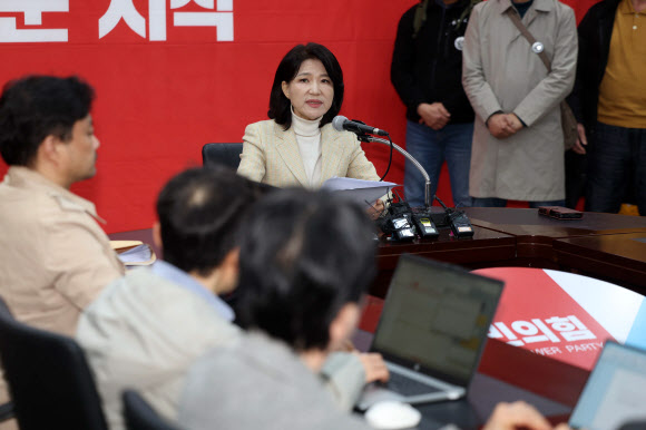 이진숙 전 방송통신위원장이 23일 오전 국민의힘 대구시당 회의실에서 국민의힘 공천관리위원회가 결정한 자신의 대구시장 후보자 컷오프(공천배제)에 대한 입장을 밝히고 있다. 2026.3.23 연합뉴스