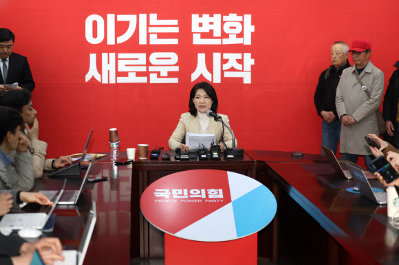 이진숙 전 방송통신위원장이 23일 오전 국민의힘 대구시당 회의실에서 국민의힘 공천관리위원회가 결정한 자신의 대구시장 후보자 컷오프(공천배제)에 대한 입장을 밝히고 있다. 2026.3.23 연합뉴스