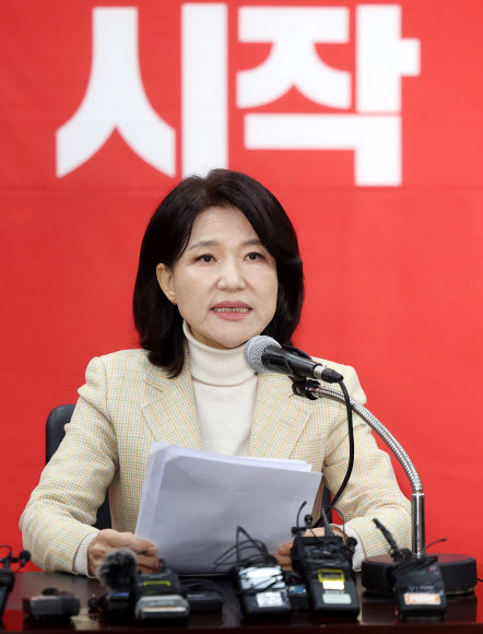 이진숙 전 방송통신위원장이 23일 오전 국민의힘 대구시당 회의실에서 국민의힘 공천관리위원회가 결정한 자신의 대구시장 후보자 컷오프(공천배제)에 대한 입장을 밝히고 있다. 2026.3.23 연합뉴스