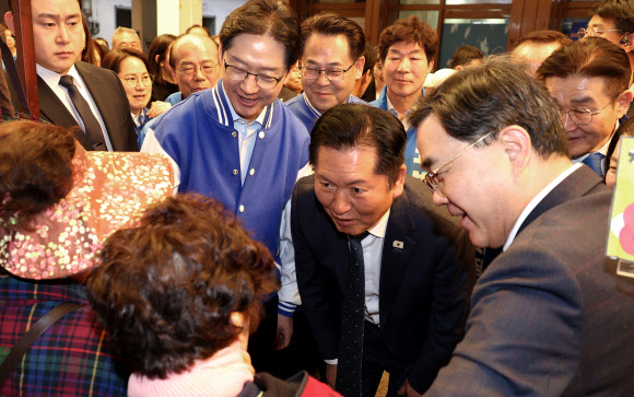 더불어민주당 정청래 대표가 23일 오후 경남 양산시 중부동 양산남부시장에서 상인과 인사하고 있다. 왼쪽은 김경수 경남지사 후보. 2026.3.23 연합뉴스