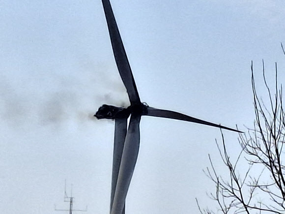 23일 오후 1시 11분께 경북 영덕군 영덕읍 창포리 풍력발전단지 내 한 풍력발전기에서 불이 났다. 2026.3.23 경북소방본부 제공