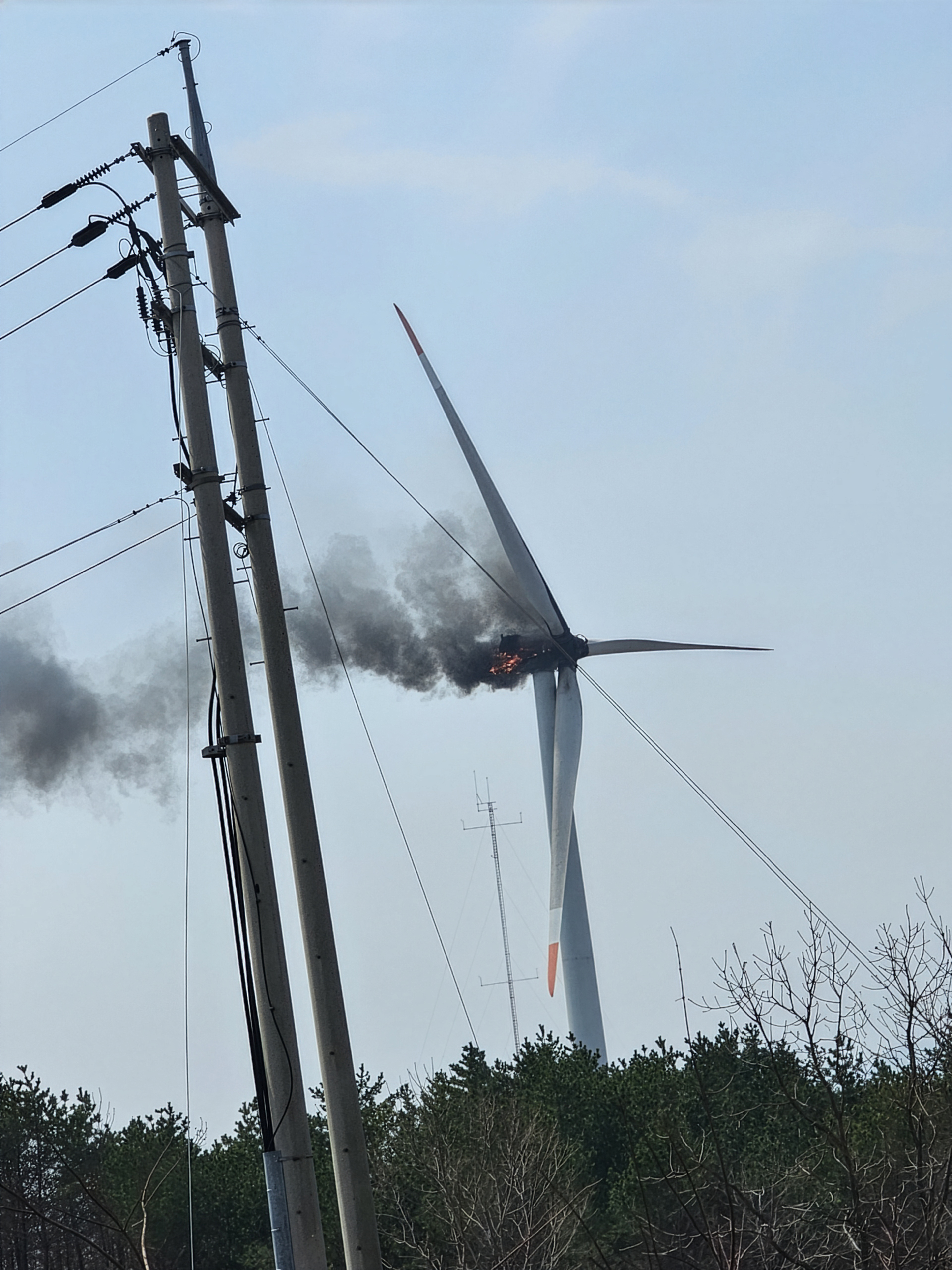 23일 오후 1시11분쯤 경북 영덕군 대부리 풍력발전단지에 있는 발전기에서 불이 나 소방당국과 업체에서 진화작업을 벌이고 있다. 2026.3.23. 영덕군제공