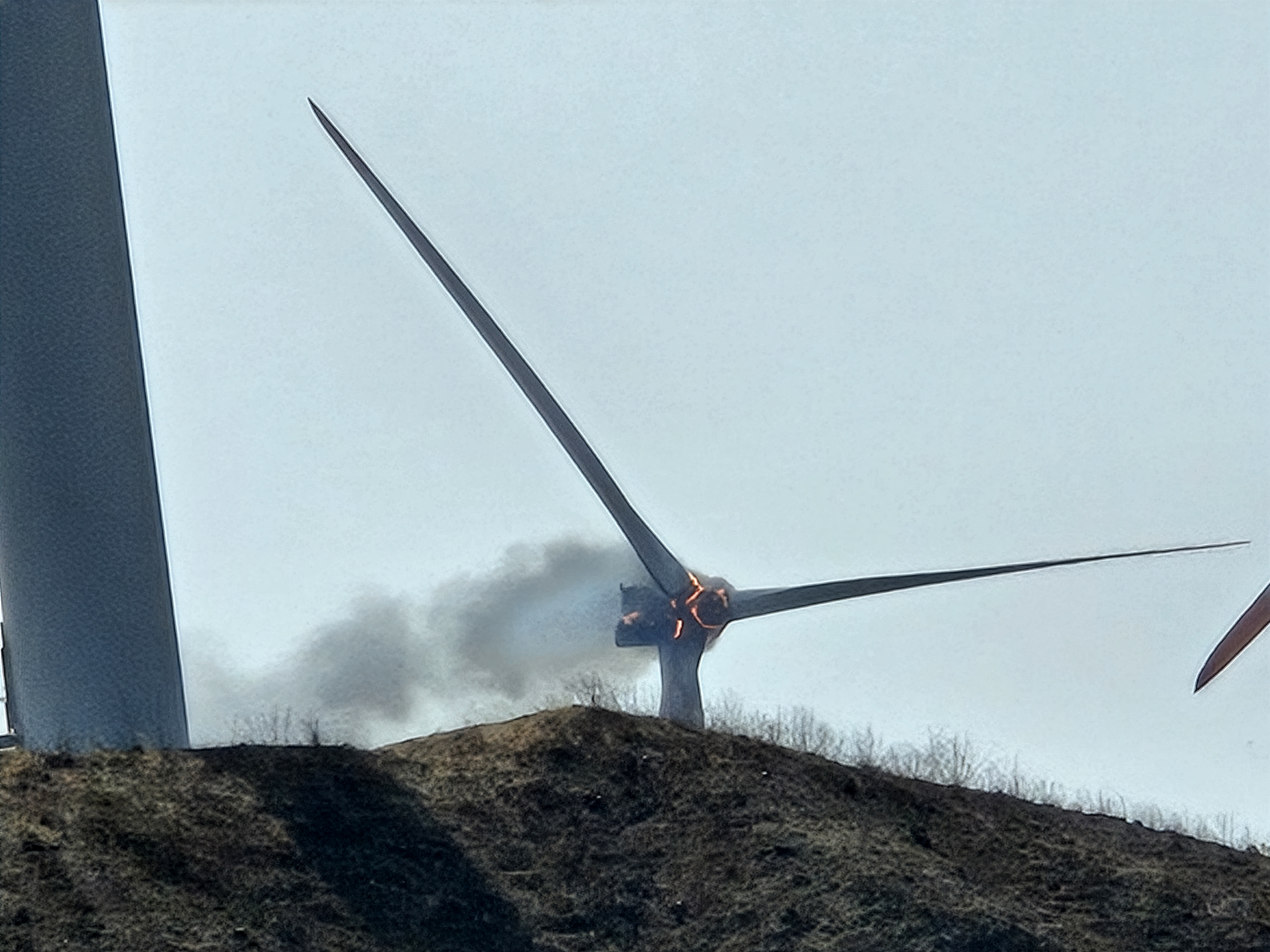 23일 오후 1시11분쯤 경북 영덕군 대부리 풍력발전단지에 있는 발전기에서 불이 나 소방당국과 업체에서 진화작업을 벌이고 있다. 2026.3.23. 영덕군제공