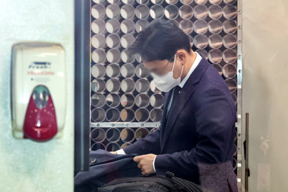 특정범죄 가중처벌법상 뇌물 수수 혐의를 받는 김모 부장판사가 23일 서울중앙지법에서 열린 구속 전 피의자심문(영장실질심사)에 출석하고 있다. 고위공직자범죄수사처(공수처)는 지난 18일 지역 로펌 변호사로부터 수천만원 상당의 금품을 받고 재판 편의를 봐준 정황이 드러난 부장판사에 대해 구속영장을 청구했다. 2026.3.23. 연합뉴스