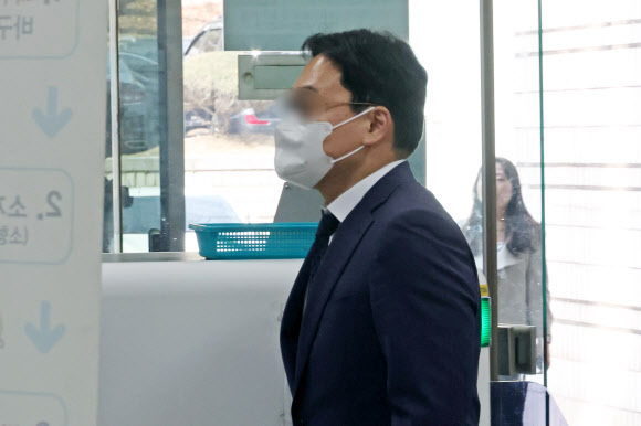 특정범죄 가중처벌법상 뇌물 수수 혐의를 받는 김모 부장판사가 23일 서울중앙지법에서 열린 구속 전 피의자심문(영장실질심사)에 출석하고 있다. 고위공직자범죄수사처(공수처)는 지난 18일 지역 로펌 변호사로부터 수천만원 상당의 금품을 받고 재판 편의를 봐준 정황이 드러난 부장판사에 대해 구속영장을 청구했다. 2026.3.23 연합뉴스