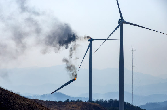 23일 오후 1시 11분께 경북 영덕군 영덕읍 창포리 풍력발전단지 내 한 풍력발전기에서 불이 난 가운데 발전기 프로펠러 등이 불길에 휩싸인 채 떨어지고 있다. 2026.3.23. 연합뉴스