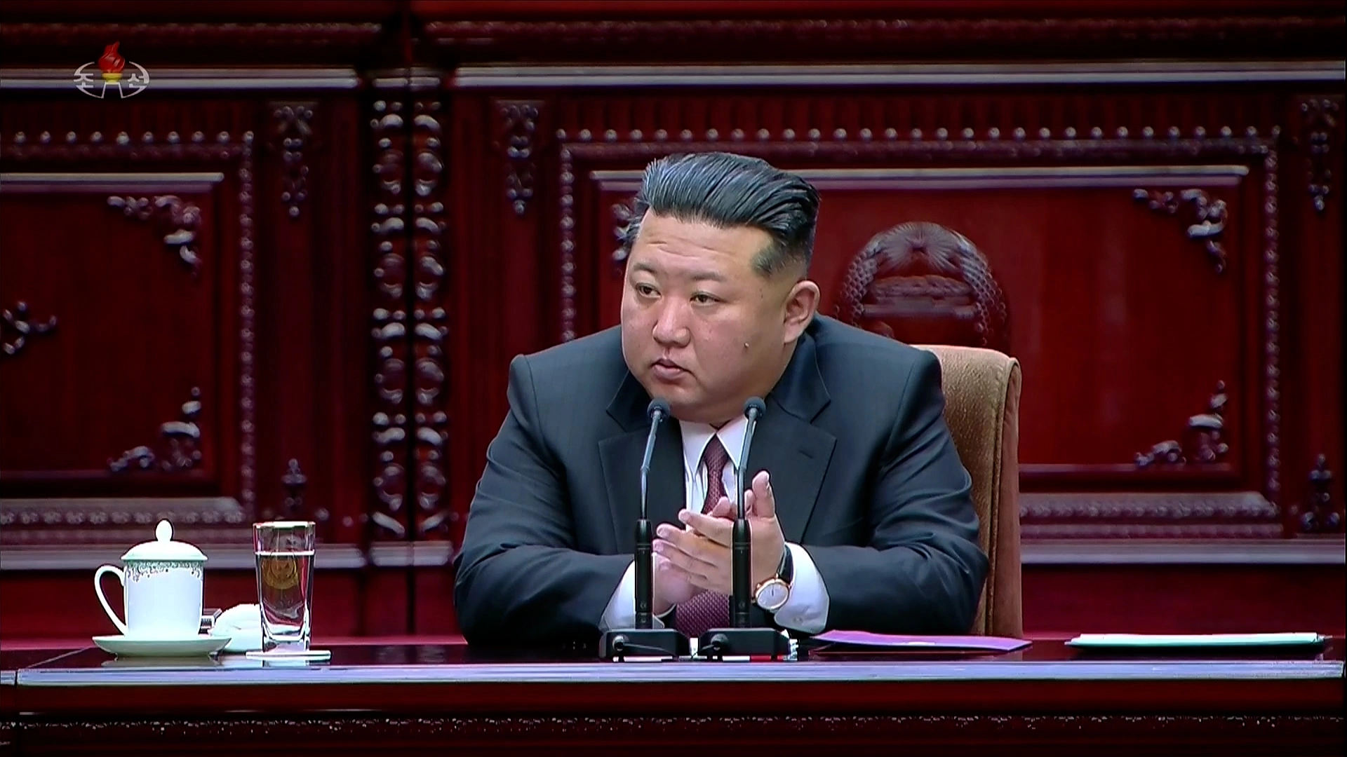 북한, 최고인민회의 제15기 1차 회의 개최  북한은 지난 3월 평양에서 최고인민회의 제15기 제1차 회의를 열고 김정은을 국무위원장으로 재추대하고 조용원을 최고인민회의 의장으로 선출했다고 조선중앙TV가 보도했다. 
연합뉴스