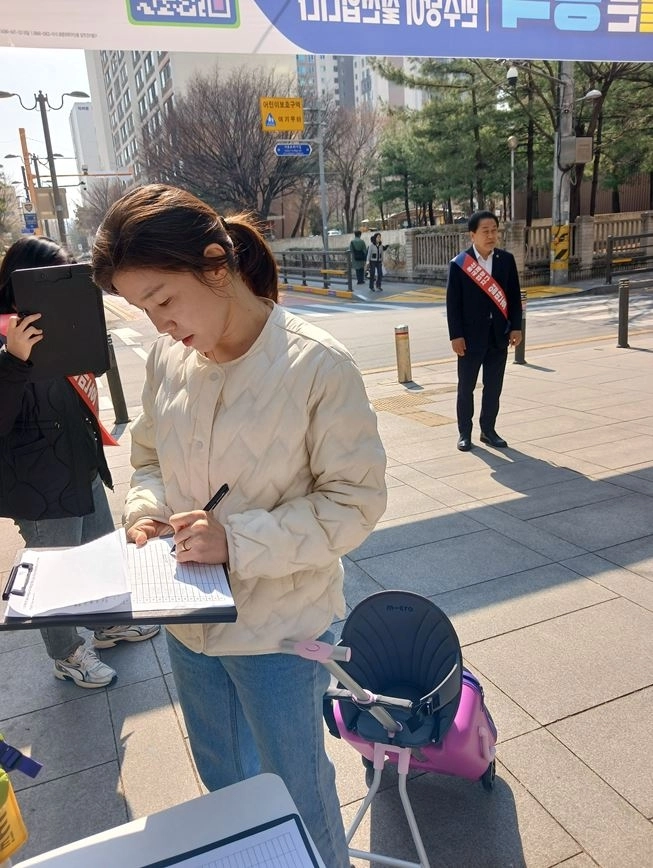 지난 22일 용산역과 이촌역 일대에서 진행된 ‘용산국제업무지구 1만호 주택건립 관련 제2차 주민 서명운동’ 현장 참여한 김용호 서울시의원(오른쪽)이 서면운동을 독려하고 있다.