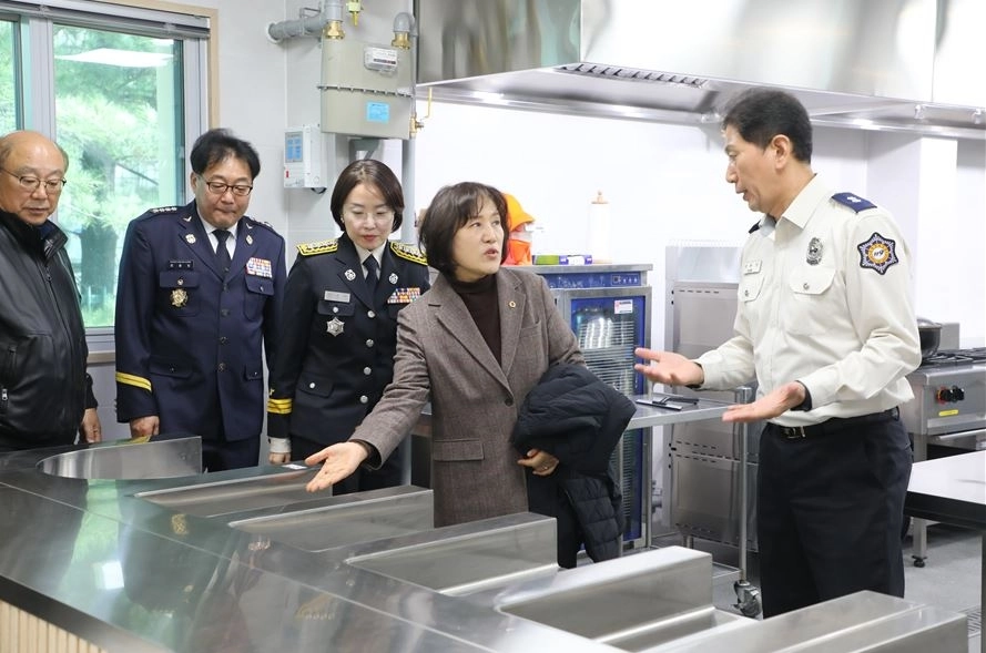 준공된 노원소방서 구내식당 돌아보는 봉양순 서울시의원