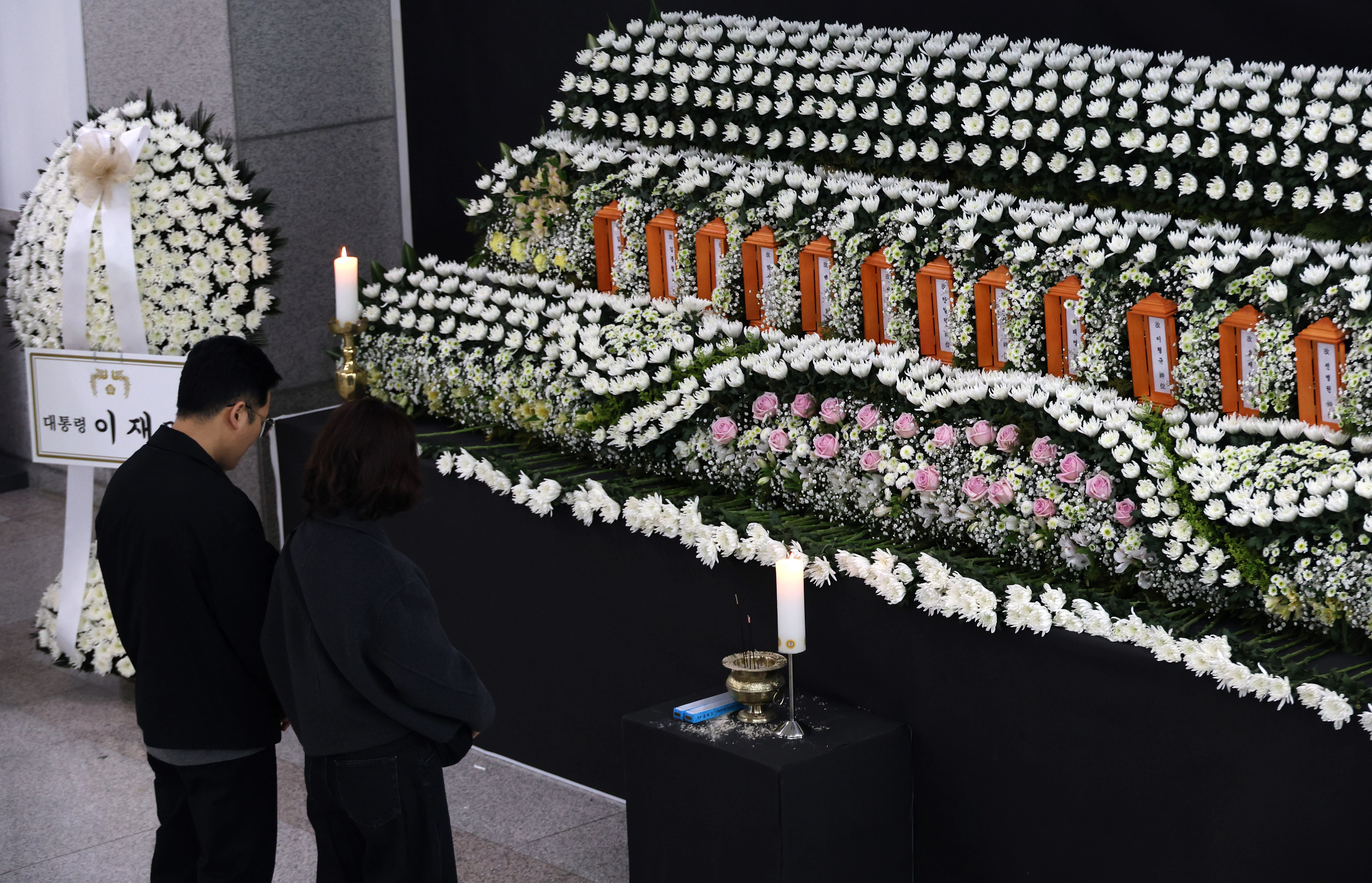 참배하는 시민  22일 오후 대전시청에 마련된 대전 안전공업 화재 희생자 합동분향소에서 시민들이 참배하고 있다. 연합뉴스