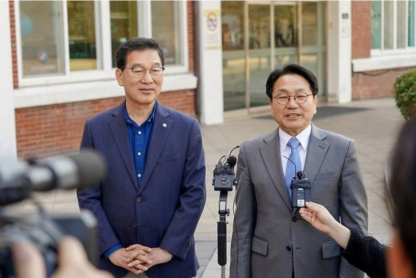 신정훈(왼쪽)과 강기정(오른쪽) 전남광주통합특별시장 예비후보가 23일 천주교광주대교구청에서 기자회견을 하고 있다.