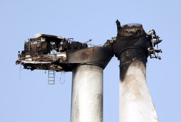 24일 오전 경북 영덕군 영덕읍 창포리 풍력발전단지 내 한 풍력발전기가 검게 그을려 있다. 해당 발전기에서는 전날 불이나 발전기에 올라가서 수리하던 작업자 3명이 숨졌다. 2026.3.24 연합뉴스
