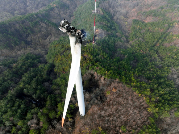 24일 오전 경북 영덕군 영덕읍 창포리 풍력발전단지 내 한 풍력발전기가 검게 그을려 있다. 해당 발전기에서는 전날 불이나 발전기에 올라가서 수리하던 작업자 3명이 숨졌다. 2026.3.24 연합뉴스