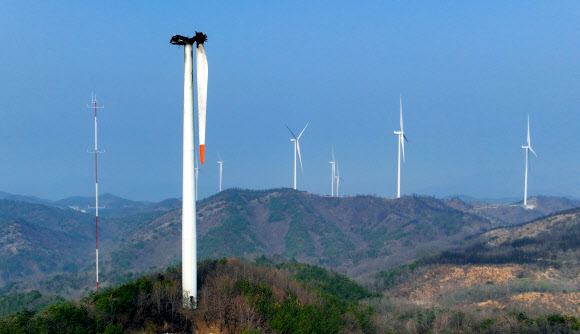 24일 오전 경북 영덕군 영덕읍 창포리 풍력발전단지 내 한 풍력발전기가 전날 화재로 검게 타버린 가운데 해당 발전기 너머로 멈춰 선 풍력발전기들이 보인다. 2026.3.24 연합뉴스