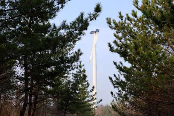 24일 오전 경북 영덕군 영덕읍 풍력발전기가 까맣게 탄 채 서 있다. 전날 이 발전기에서 불이 나 수리하던 작업자 3명이 숨졌다. 소방 당국은 발전기에 남은 불을 끄고 있다. 2026.3.24 연합뉴스