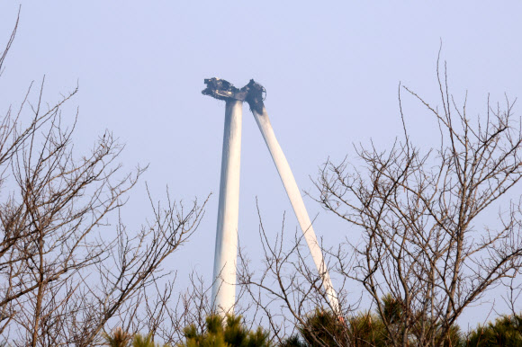 24일 오전 경북 영덕군 영덕읍 풍력발전기가 까맣게 탄 채 서 있다. 전날 이 발전기에서 불이 나 수리하던 작업자 3명이 숨졌다. 소방 당국은 발전기에 남은 불을 끄고 있다. 2026.3.24 연합뉴스