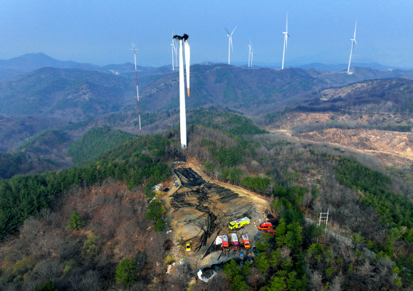 24일 오전 경북 영덕군 영덕읍 창포리 풍력발전단지 내 한 풍력발전기가 전날 화재로 검게 타버린 가운데 해당 발전기 너머로 멈춰 선 풍력발전기들이 보인다. 2026.3.24 연합뉴스