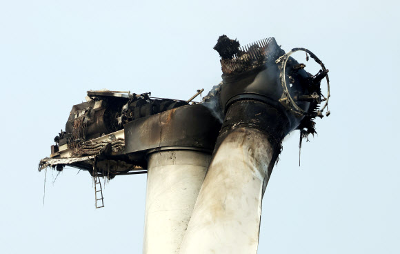 24일 오전 경북 영덕군 영덕읍 창포리 풍력발전단지 내 한 풍력발전기가 검게 그을려 있다. 해당 발전기에서는 전날 불이나 발전기에 올라가서 수리하던 작업자 3명이 숨졌다. 2026.3.24 연합뉴스