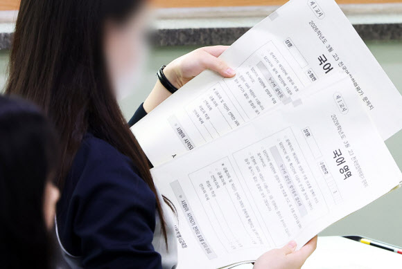 2026학년도 3월 고3 전국연합학력평가가 실시된 24일 경기도 수원시 영통구 효원고등학교에서 3학년 학생들이 시험지를 배부하고 있다. 2026.3.24 연합뉴스