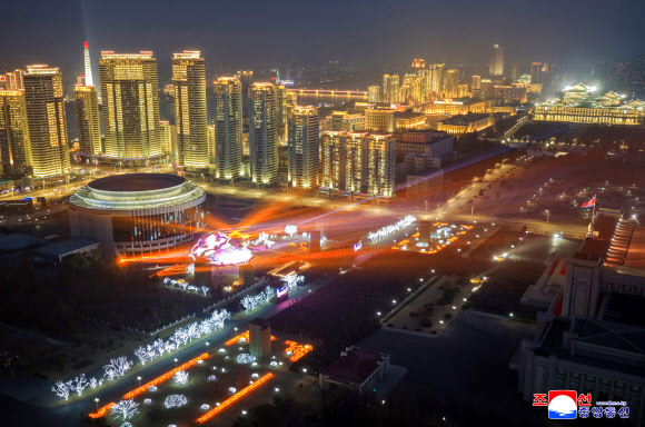 김정은 국무위원장이 최고인민회의 제15기 1차회의에서 국가수반으로 재추대 된 것과 1일회의 성과를 축하는 예술공연이 23일 진행됐다고 조선중앙통신이 24일 보도했다. 2026.3.24 평양 조선중앙통신=연합뉴스