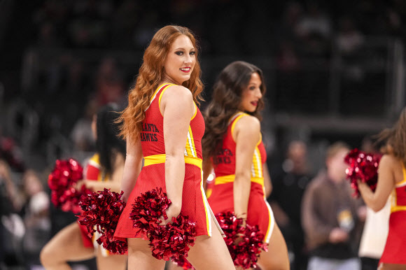 애틀랜타 호크스 댄서들이 23일(현지시간) 미국 조지아주 애틀랜타의 스테이트 팜 아레나에서 열린 미국프로농구(NBA) 멤피스 그리즐리스와 애틀랜타 호크스의 경기에서 멋진 응원을 펼치고 있다. 연합뉴스