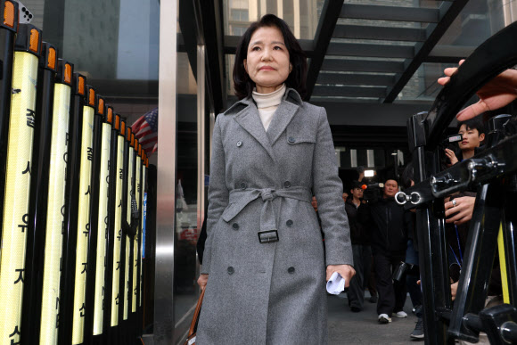 국민의힘 공천관리위원회 결정에 따라 대구시장 경선에서 컷오프된 이진숙 전 방송통신위원장이 24일 서울 영등포구 여의도 국민의힘 중앙당사에서 경선 결과에 대한 입장을 밝힌 뒤 당사를 나서고 있다. 2026.3.24 연합뉴스