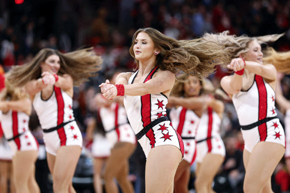 시카고 루바불스 댄서들이 23일(현지시간) 미국 일리노이주 시카고의 유나이티드 센터에서 열린 미국프로농구(NBA) 휴스턴 로케츠와 시카고 불스의 경기에서 멋진 응원을 펼치고 있다. 연합뉴스