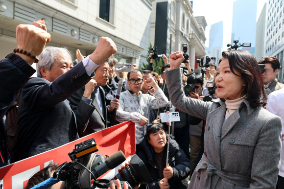 국민의힘 공천관리위원회 결정에 따라 대구시장 경선에서 컷오프된 이진숙 전 방송통신위원장이 24일 서울 영등포구 여의도 국민의힘 중앙당사에서 경선 결과에 대한 입장을 밝힌 뒤 당사 앞 지지자들과 인사하고 있다. 2026.3.24 연합뉴스