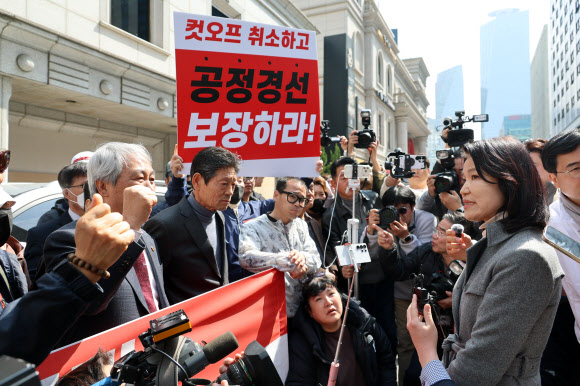 국민의힘 공천관리위원회 결정에 따라 대구시장 경선에서 컷오프된 이진숙 전 방송통신위원장이 24일 서울 영등포구 여의도 국민의힘 중앙당사에서 경선 결과에 대한 입장을 밝힌 뒤 당사 앞 지지자들과 인사하고 있다. 2026.3.24 연합뉴스